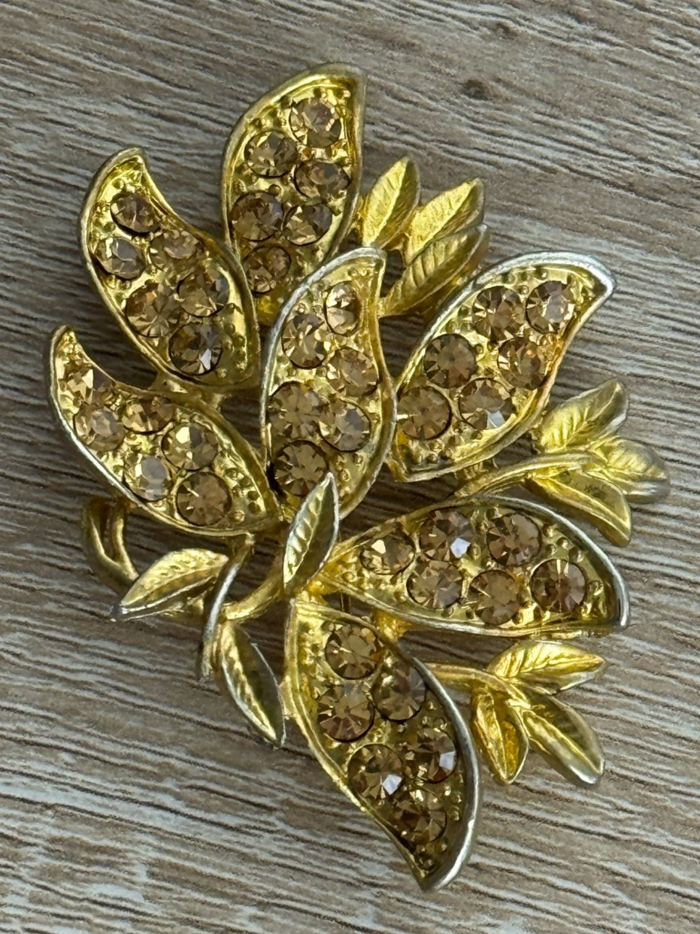 Vintage Leaf Rhinestone Gold Tone Brooch Luminous Sparkly Mid Century 50s 60s - Picture 8 of 8